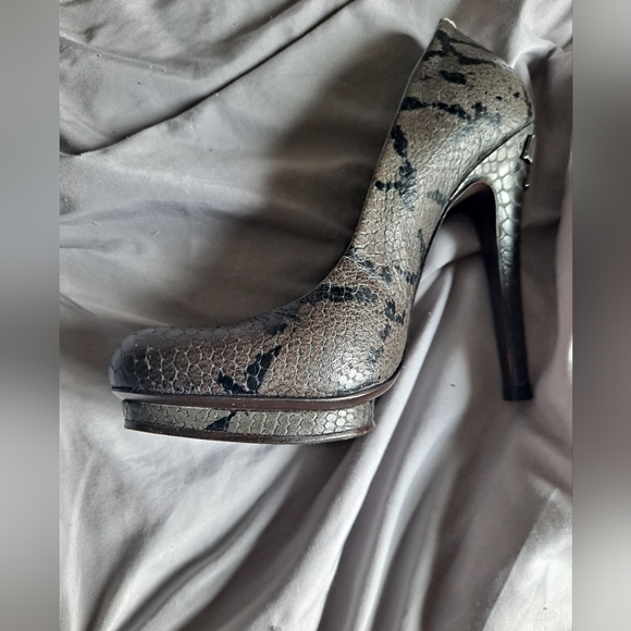 Tory Burch Leather Snakeprint Heels Size 5.5 - Picture 10 of 10